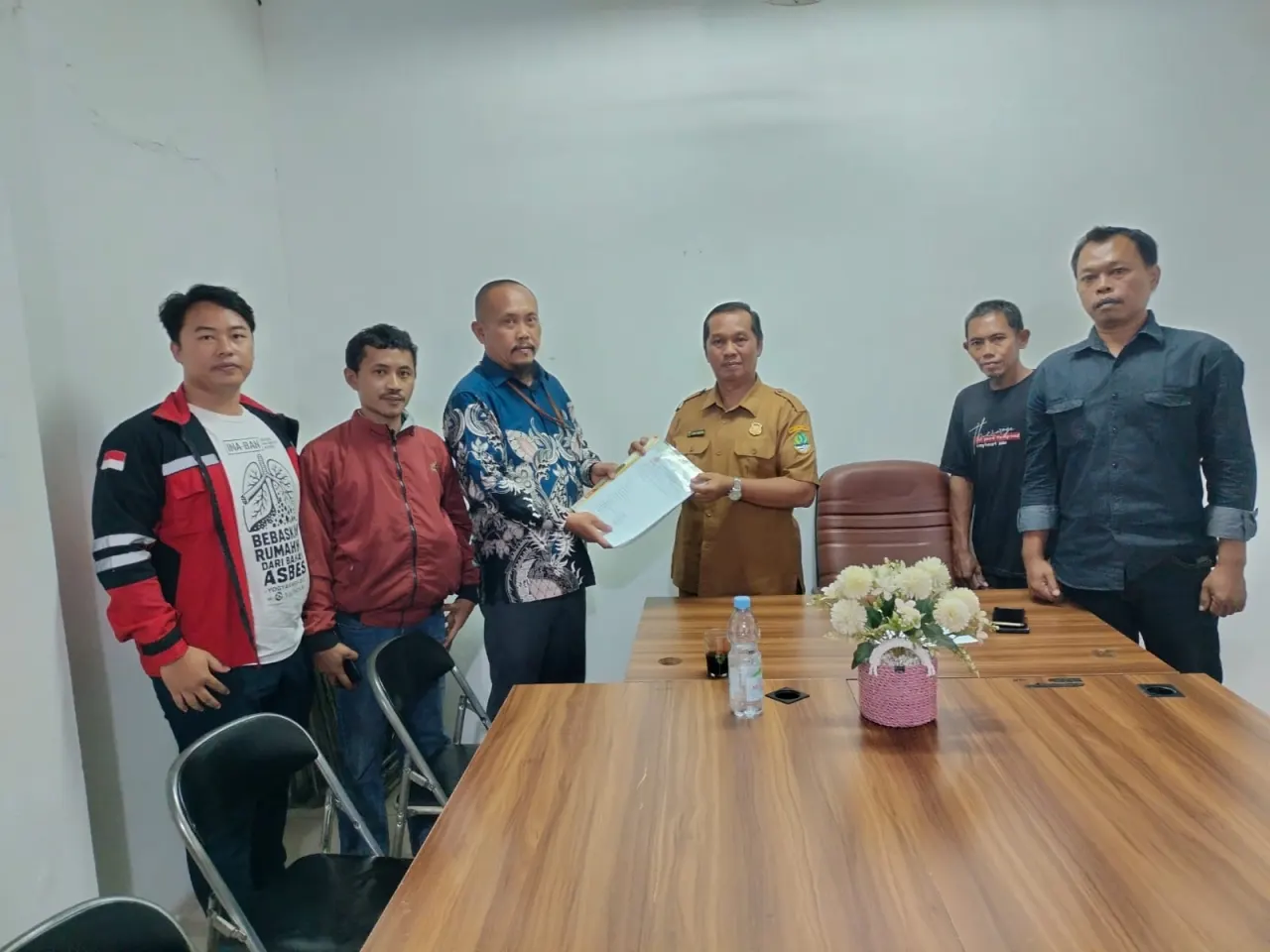 36 mantan pekerja industri pengolahan bahan baku asbes telah menjalani pemeriksaan kesehatan di tengah laporan dugaan penyakit akibat kerja.