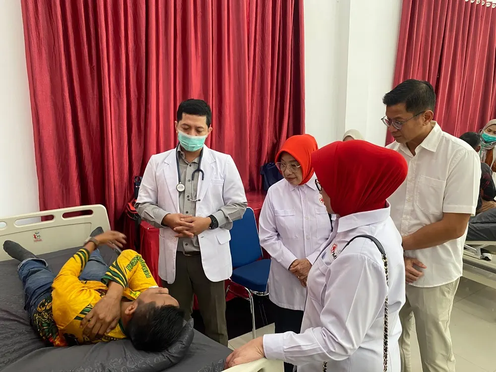 Betadine dan PMI Kalbar memeriksa kesehatan 100 relawan karhutla serta memberi edukasi pertolongan pertama di Pontianak