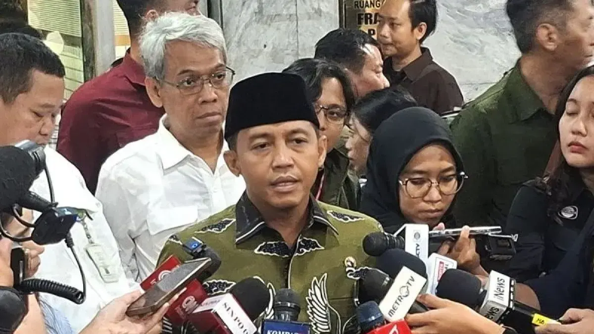 Menteri Kehutanan Raja Juli Antoni memberikan keterangan kepada wartawan seusai rapat kerja bersama Komisi IV DPR RI di Kompleks Parlemen