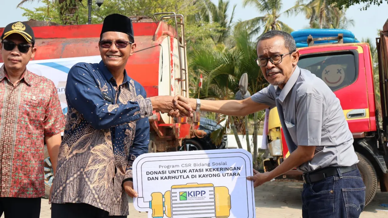 Kawasan Industri Pulau Penebang (KIPP) menyalurkan bantuan peralatan dan logistik untuk mendukung penanganan kebakaran hutan dan lahan (karhutla) di Kabupaten Kayong Utara, Kalimantan Barat, Rabu (14/10/2026).