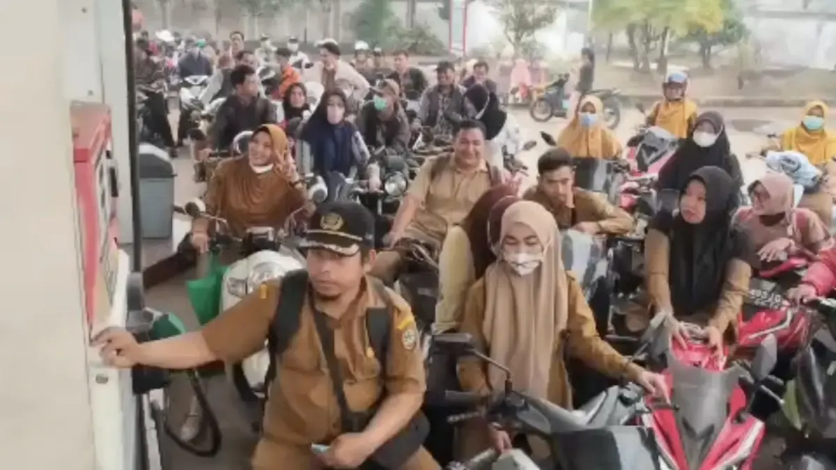 Antrean warga mengantre BBM jenis pertalite di Sukadana, Kayong Utara.