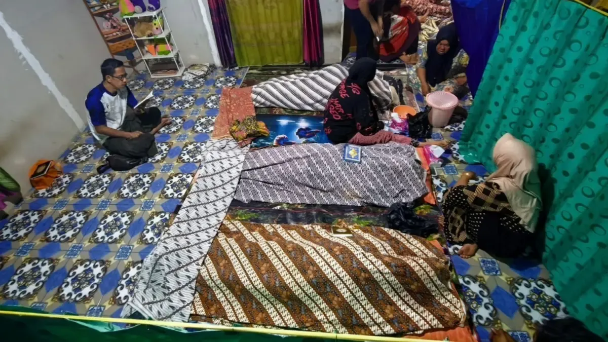 Jenazah para korban yang meninggal dunia saat hendak mengambil air untuk kebutuhan rumah tangga di lubang bekas PETI, Kabupaten Ketapang beberapa hari lalu.