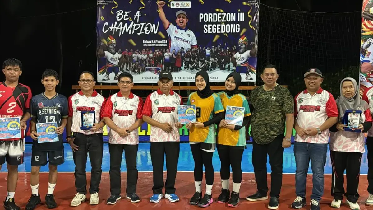 Wabup Mempawah, Juli Suryadi Burdadi dan tamu undangan lainnya foto bersama.