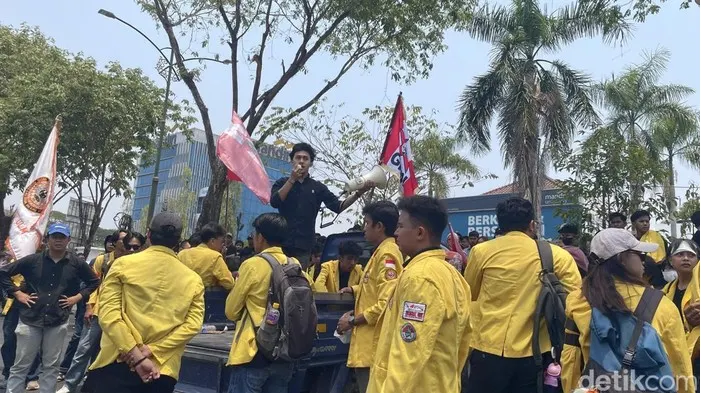 Demo di depan Kantor DPRD Kalsel